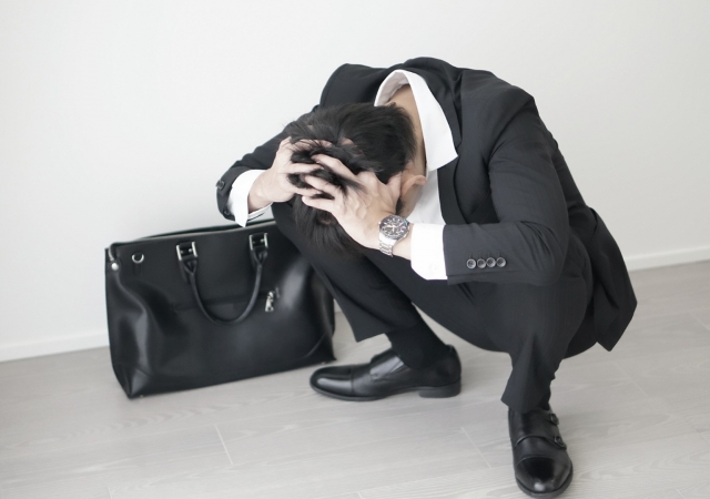 頭抱える人 司法書士 行政書士 いまもと事務所